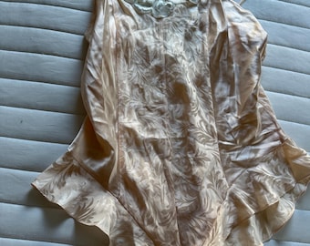 "Victoria's Secret ""Gold Label"" Satin-Teddy-Body, wahrscheinlich aus den 80er oder 90er Jahren, mit einem floralen Jacquardmuster."