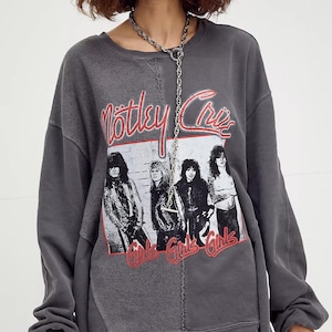 以下が含まれることがあります： Mötley Crüeのグラフィックと「Girls, Girls, Girls」の赤い文字が特徴のチャコールグレーのスウェットシャツ。 スウェットシャツは、ダメージ加工のパッチワークデザインとクルーネックです。