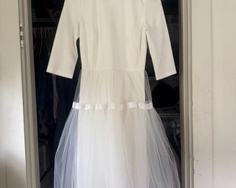 Robe de mariée midi d'inspiration vintage par Camilyn Beth | Jupe en tulle et manches 3/4 | Fabriquée aux États-Unis | Taille 0
