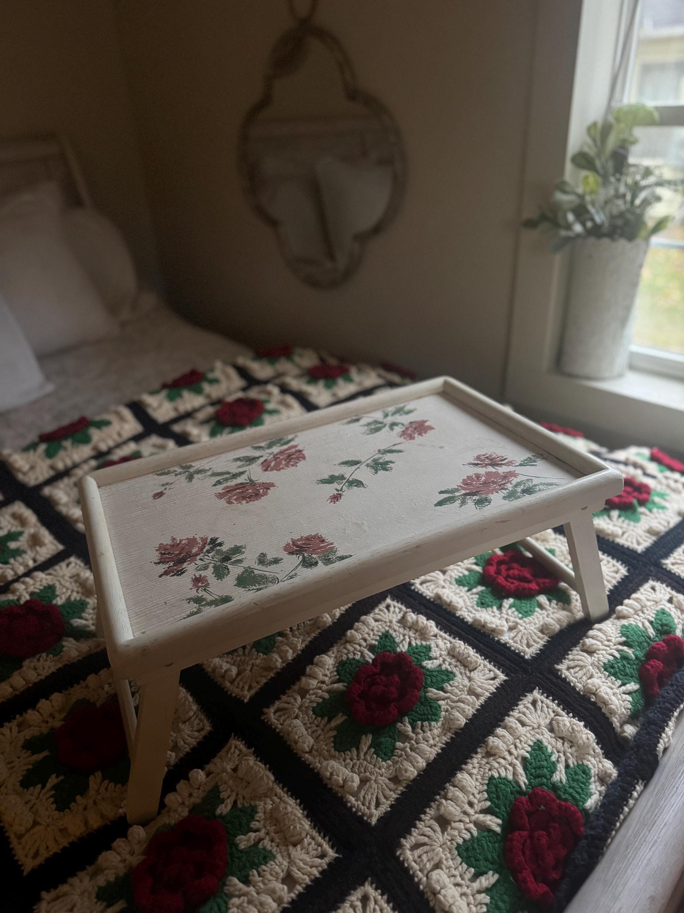 Plegable pintado a mano de 1940, marco de madera dura, acabado craquelado, superficie fácil de limpiar, patas plegables para un fácil almacenamiento.
