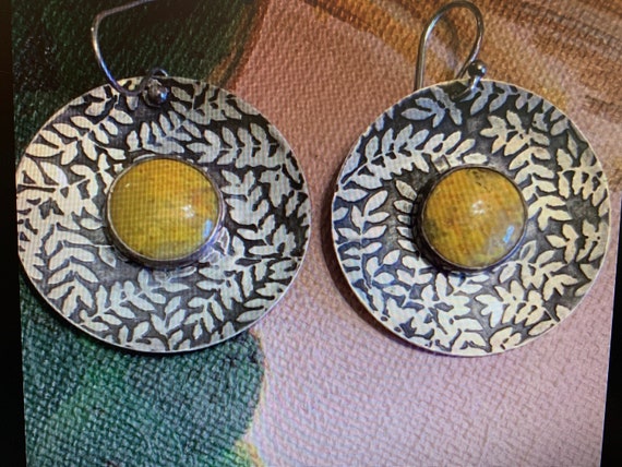 Round Leaf Design Hook Earrings yellow spiny oyst… - image 1