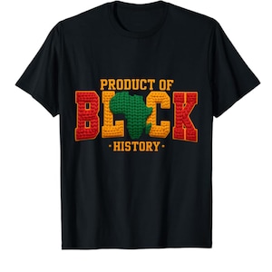 Peut inclure: T-shirt noir avec l'inscription "PRODUCT OF BLACK HISTORY". Le mot "BLACK" est en lettres blocs rouges et jaunes avec une carte verte de l'Afrique au centre. Le texte est en gras, de style universitaire.