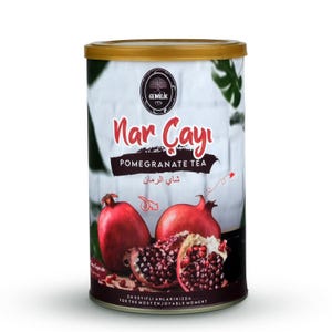 Può includere: Latta di tè cilindrica con coperchio dorato ed etichetta bianca con la scritta "Nar Çayı Pomegranate Tea" in rosso e nero. L'etichetta mostra anche immagini di melograni. Il fondo della latta recita "For the most enjoyable moment."