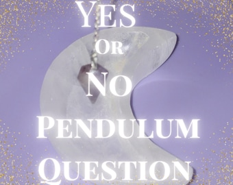 Può includere: Un pendolo di quarzo trasparente è appeso davanti a un cristallo a forma di mezzaluna. Le parole "YES OR NO PENDULUM QUESTION" sono visualizzate in bianco, con uno sfondo lavanda e glitter dorati.