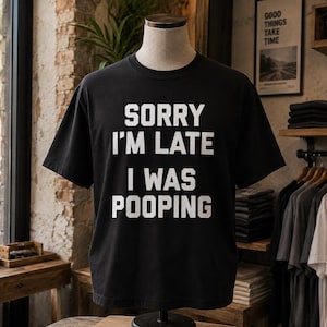 遅れてごめん、うんちしてたんだTシャツ｜面白い皮肉Tシャツ｜ユーモアギフト