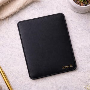 Può includere: Un set di tre tazze in ceramica con finitura opaca e macchiettata. Le tazze sono nei toni del crema, grigio chiaro e grigio scuro. Ogni tazza ha un design semplice e minimalista.