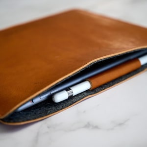 Funda para iPad Pro 13 y funda de cuero para iPad Air 13 / Funda para iPad de 13 pulgadas con portalápices / Interior de fieltro de lana / Iniciales personalizadas