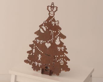 Albero in acciaio corten con giochi di ombre e luci