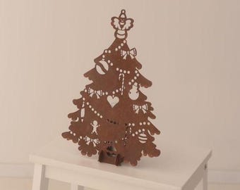 Árbol de acero corten con juegos de luces y sombras
