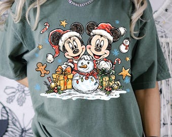 Camiseta navideña de Mickey y Minnie Mouse, camiseta navideña de Magic Kingdom, camiseta navideña muy alegre, camiseta navideña de muñeco de nieve, Mickey Navidad