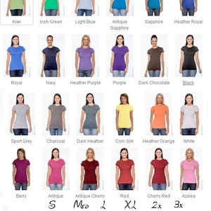 Pode incluir: Uma cole&ccedil;&atilde;o de camisetas femininas em v&aacute;rias cores, incluindo verde, azul e vermelho. Cada camiseta &eacute; exibida em uma modelo. Tamanhos de S a 3XL, com medidas de comprimento do corpo de 64,1 cm a 73,7 cm e largura do corpo de 40,6 cm a 59,7 cm.