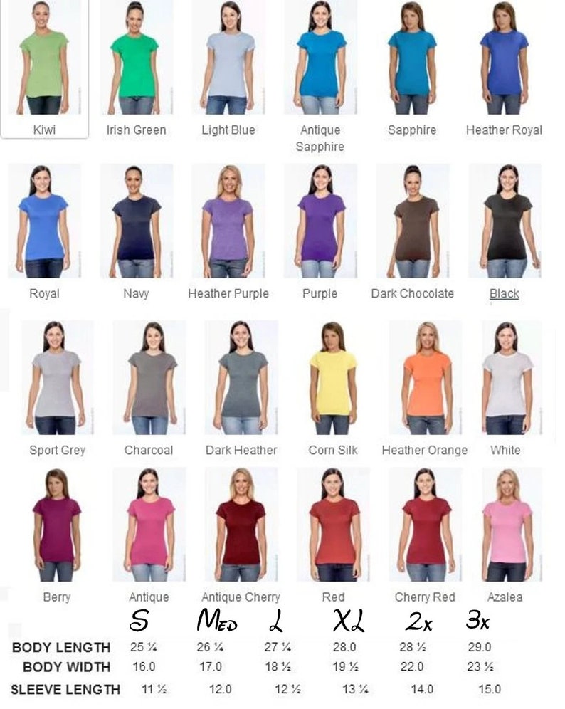 Pode incluir: Uma cole&ccedil;&atilde;o de camisetas femininas em v&aacute;rias cores, incluindo verde, azul e vermelho. Cada camiseta &eacute; exibida em uma modelo. Tamanhos de S a 3XL, com medidas de comprimento do corpo de 64,1 cm a 73,7 cm e largura do corpo de 40,6 cm a 59,7 cm.