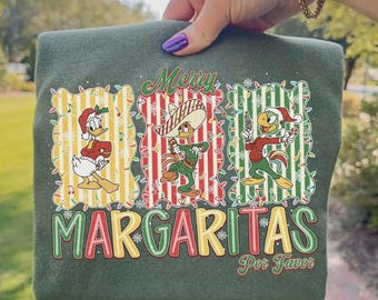 Camiseta de los Tres Caballeros con Margarita Feliz, Camiseta navideña de Epcot, Camiseta navideña divertida, Camiseta navideña de Epcot, Camiseta de "Bebiendo alrededor del mundo"