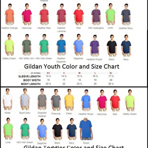Pode incluir: Um gr&aacute;fico de cores para camisetas Gildan para jovens e crian&ccedil;as pequenas. O gr&aacute;fico exibe v&aacute;rias cores, incluindo branco, preto e vermelho, com informa&ccedil;&otilde;es de tamanho correspondentes em polegadas. O texto "Gildan Youth Color and Size Chart" e "Gildan Toddler Color and Size Chart" s&atilde;o vis&iacute;veis.