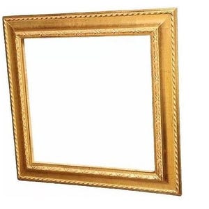 Könnte beinhalten: Ein rechteckiger goldener Bilderrahmen mit aufwendigen Details. Der Rahmen hat einen doppelten Rand mit einem seilartigen Design am äußeren Rand und einem floralen Muster am inneren Rand. Der Rahmen ist leer, mit weißem Hintergrund.