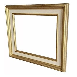 Könnte beinhalten: Ein rechteckiger Bilderrahmen mit einem Gold- und Cremefarbschema. Der Rahmen hat ein mehrschichtiges Design mit einem goldenen Außenrand und einem cremefarbenen Innenrand. Der Rahmen ist leer, mit weißem Hintergrund.