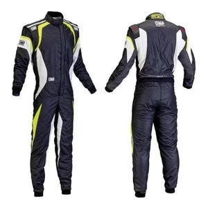 Op de afbeelding: Zwart racepak met witte en neongele accenten. Het pak heeft een lange ritssluiting, OMP-logo's en is ontworpen voor de autosport. De voorkant en achterkant van het pak worden getoond.
