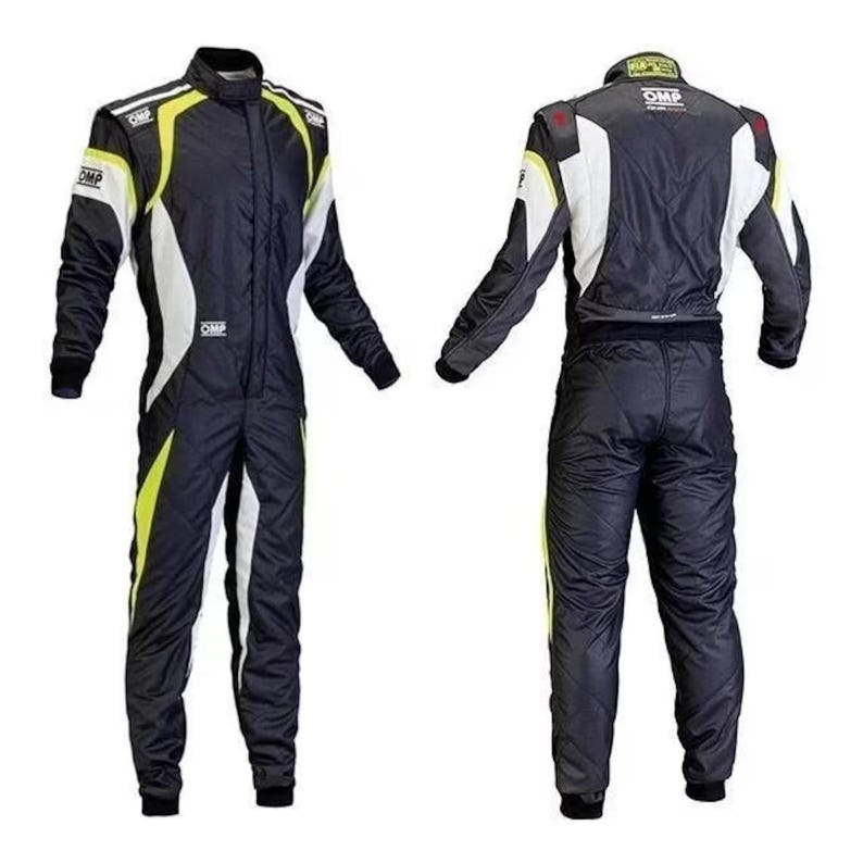 Op de afbeelding: Zwart racepak met witte en neongele accenten. Het pak heeft een lange ritssluiting, OMP-logo's en is ontworpen voor de autosport. De voorkant en achterkant van het pak worden getoond.