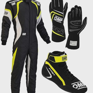 Op de afbeelding: Een zwarte en gele race-outfit, handschoenen en schoenen set. De outfit heeft witte accenten en het OMP-logo. De handschoenen zijn zwart met gele en witte details. De schoenen zijn zwart met gele accenten en het woord "FIRST".