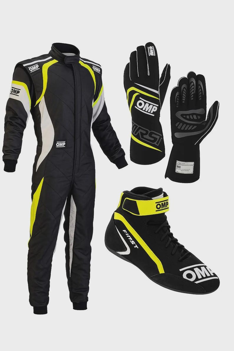 Op de afbeelding: Een zwarte en gele race-outfit, handschoenen en schoenen set. De outfit heeft witte accenten en het OMP-logo. De handschoenen zijn zwart met gele en witte details. De schoenen zijn zwart met gele accenten en het woord "FIRST".