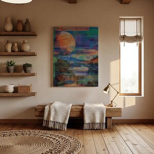 Może przedstawiać: Abstrakcyjny obraz krajobrazu z dużą pomarańczową sferą, prawdopodobnie słońcem lub księżycem, dominuje w lewym górnym rogu. Dzieło sztuki przedstawia mieszankę niebieskiego, zielonego i fioletowego, sugerując pasmo górskie i wodę. Pokój ma drewniane półki, ławkę i okrągły dywan.