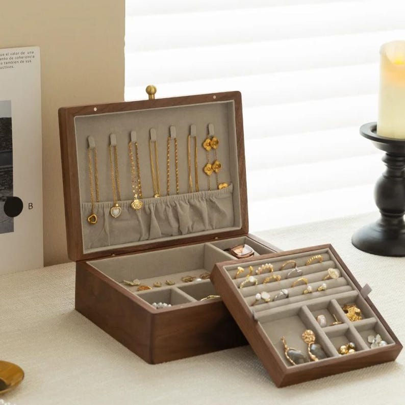 Joyero doble de nogal hecho a medida, elegante organizador de anillos con detalles de latón, ganchos para collares y espacio para guardar relojes, regalo de lujo para el Día de la Madre. imagen 1