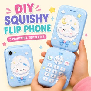 Pode incluir: Um brinquedo de telemóvel dobrável squishy azul claro com uma nuvem de desenho animado com um laço no ecrã e no teclado. O texto DIY SQUISHY FLIP PHONE e 3 PRINTABLE TEMPLATES é visível. O brinquedo é macio e inclui ícones de estrelas e lua.