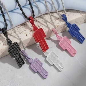 以下が含まれることがあります： フィギュアデザインのペンダントネックレス6本セット。ペンダントは黒、赤、ピンク、青、白、紫の様々な色があります。チェーンはシルバーとブラックです。