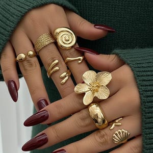 Conjunto de anillos llamativos de oro: joyería boho chic floral y abstracta