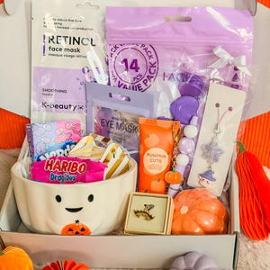 Peut inclure: Un coffret cadeau contenant un bol en céramique blanc en forme de fantôme, un masque visage au rétinol, un lot de 14 masques, un masque pour les yeux, un tube orange Pumpkin Cutie, un sachet de bonbons Haribo Dragibus et une bombe de bain.