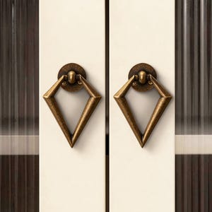 Puede incluir: Una taza de cerámica blanca con un asa negra y el texto "But First, Coffee" en negrita, en negro. La taza se encuentra sobre un fondo neutro, resaltando su diseño sencillo.