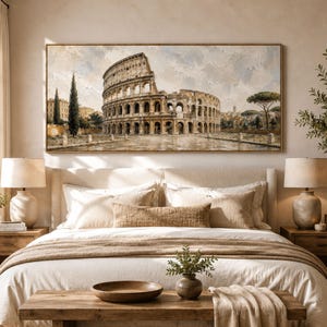 Puede incluir: Una gran impresión de arte mural rectangular que representa el Coliseo de Roma en un estilo pictórico texturizado con tonos tierra apagados, beige y tonos azules suaves, exhibida en orientación horizontal sobre una cama tapizada de color neutro.