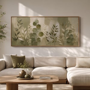 Puede incluir: Una pieza de arte mural rectangular horizontal que presenta una pintura botánica texturizada en tonos verde salvia, oliva y crema. La obra muestra varios tallos frondosos y follaje dispuestos en una composición en capas dentro de un marco de madera fino.