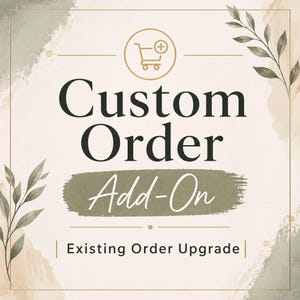 Op de afbeelding: Afbeelding met de woorden "Custom Order Add-On" in een vet, elegant lettertype. De tekst staat tegen een zachte achtergrond in aquarel-stijl met botanische accenten en een winkelwagen-icoon.