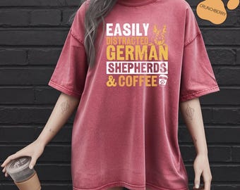 Camiseta "Fácilmente distraído por pastores alemanes y café", colores cómodos