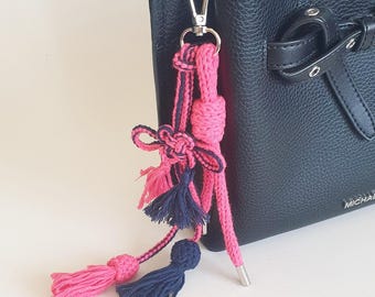 Colgante para bolso de nudo coreano rosa fucsia hecho a mano, accesorio con borla inspirado en el Kpop