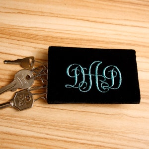Monograma negro terciopelo key Case, cubierta de clave de nombre personalizado, titular de la llave personalizada, monedero de la clave de la tela, cartera de la llave, regalos de San Valentín para él