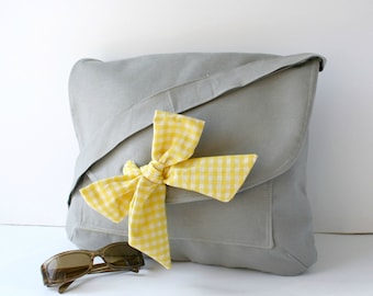 Grijze Messenger Bag, Canvas Satchel Met Gingham Bow, Vagan Crossbody Bag, Katoen luiertas, Valentijnscadeaus voor haar, geschenken voor vrouw