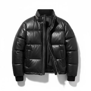 Puede incluir: Chaqueta acolchada negra con cuello alto y cremallera frontal. La chaqueta tiene un diseño acolchado y dos bolsillos laterales. Los puños y el cuello son negros. La chaqueta está hecha de un material brillante.