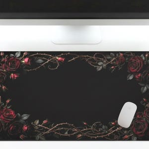 Alfombrilla de escritorio Crimson Bloom Thorn, borde de rosas estilo Dark Academia, alfombrilla de ratón floral gótica macabra, estación de trabajo grunge vintage, decoración floral vanguardista