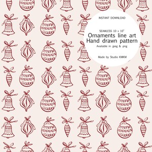 Op de afbeelding: Naadloos patroon met handgetekende kerstversieringen. De ornamenten, in dieprood, omvatten klokken, ballen en druppelvormen op een crèmekleurige achtergrond. De tekst "Ornaments line art Hand drawn pattern" is ook aanwezig.