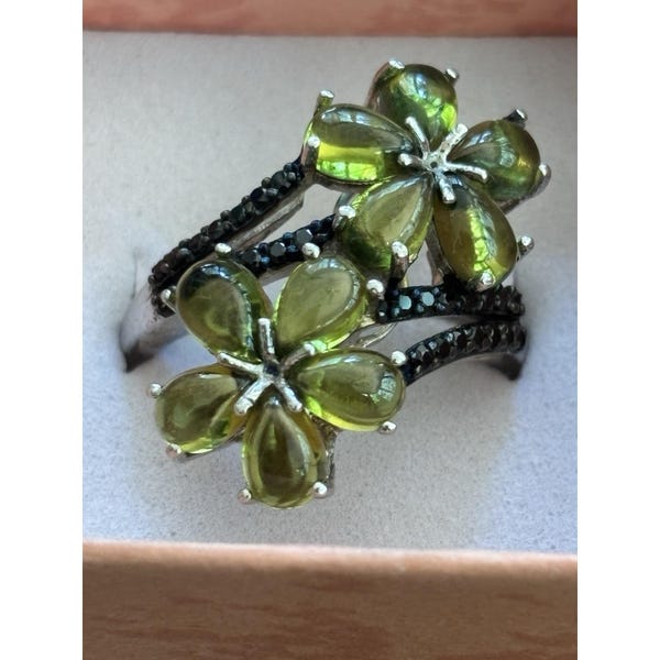 Anel em prata de lei com flor cravejada de peridoto e espinélio preto, tamanho 8.