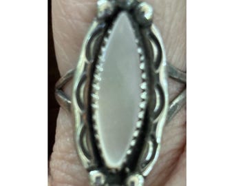 Anillo Navajo de plata de ley 925 con nácar, firmado RB, talla 7