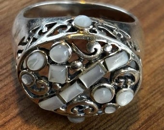 Anillo de plata de ley con diseño floral de nácar y elaborados trabajos de filigrana, talla 5.75.
