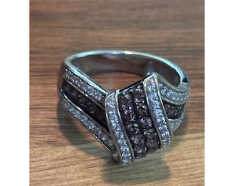 Anel JTV Bella Luce em prata de lei marrom chocolate com design cruzado, tamanho 7.