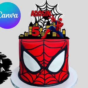 Puede incluir: Un pastel rojo con un patrón de telaraña negra y ojos blancos grandes, coronado con un adorno que muestra una figura de superhéroe, un horizonte de ciudad negro, el número 5 y el nombre ADOSIN en letras rojas sobre una telaraña.