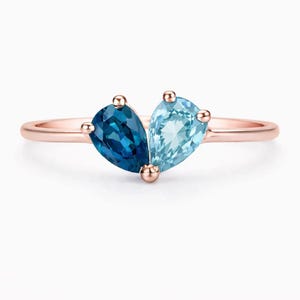 Ring med Londonblå topas och akvamarinpäron, ring med två ädelstenar, Toi et Moi-ring, löftesring i gult guld, ring med december-mars födelsesten