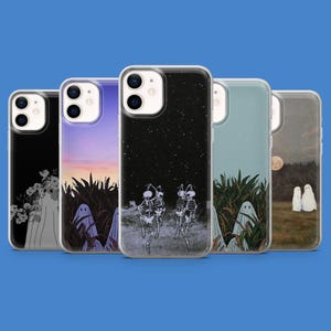 Puede incluir: Una colección de cinco fundas para teléfono con diseños únicos. Las fundas presentan ilustraciones de fantasmas, esqueletos y paisajes. La paleta de colores incluye negro, blanco, morado y azul, creando una estética espeluznante y artística.