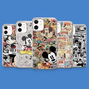 Könnte beinhalten: Fünf transparente Handyhüllen mit farbenfrohen und schwarz-weißen Mickey Mouse-Designs. Die Hüllen zeigen verschiedene Bilder von Mickey Mouse und Text, darunter "MICK MOUS" und "BOOM".