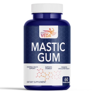 Può includere: Una bottiglia blu scuro di integratore alimentare Fitness Veda Mastic Gum. La bottiglia ha un'etichetta bianca con la scritta "MASTIC GUM" in grandi lettere bianche. L'etichetta include anche il testo "DUODENAL HEALTH SUPPORTS", "SUPPORTS STOMACH" e "PROMOTES CIRCULATORY HEALTH". La bottiglia contiene 60 capsule vegetali.